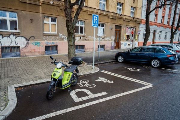 Praha 7 rozšiřuje síť parkovacích stání pro kola, skútry a motorky