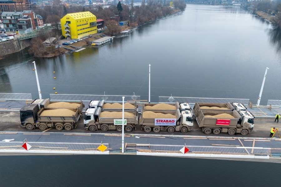 Dvorecký most úspěšně prošel zatěžovací zkouškou, otevření se plánuje na duben 2026