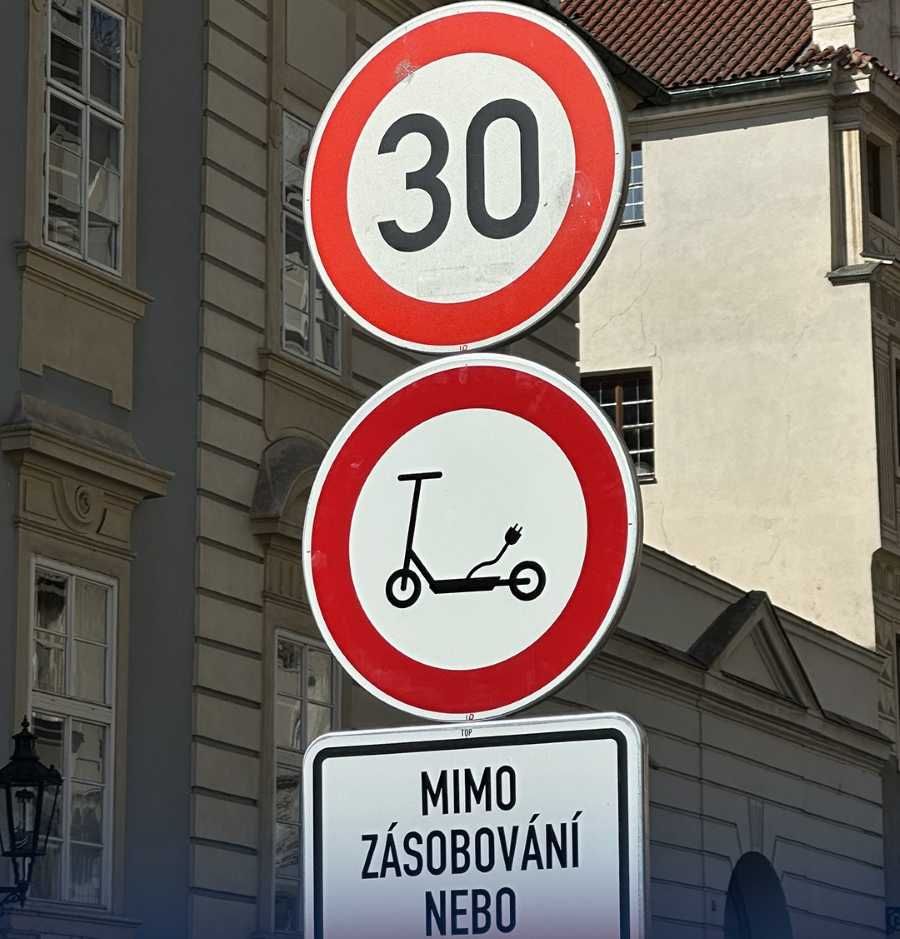 Praha 1 zakazuje elektrokoloběžky v Nerudově ulici kvůli bezpečnosti