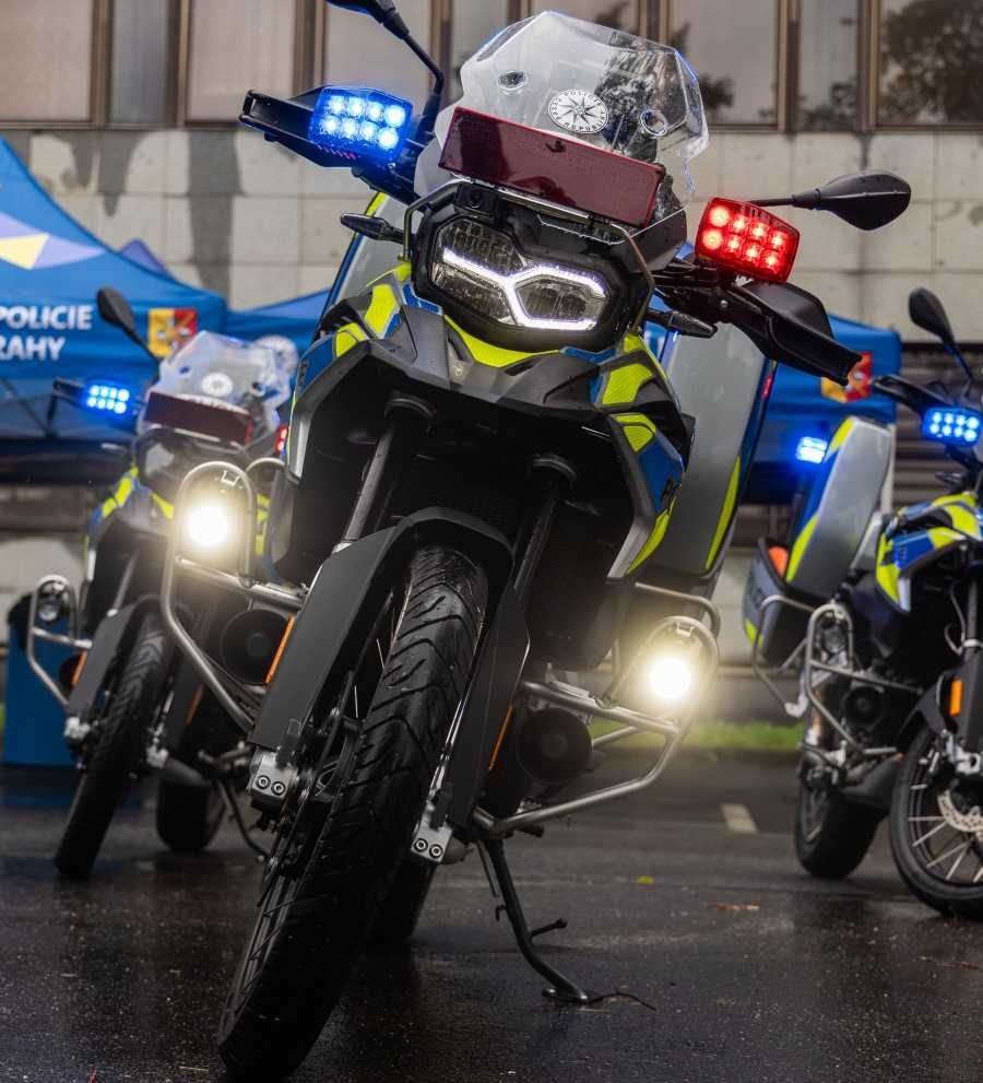 Pražská policie zavádí motohlídky: rychlejší reakce v husté dopravě