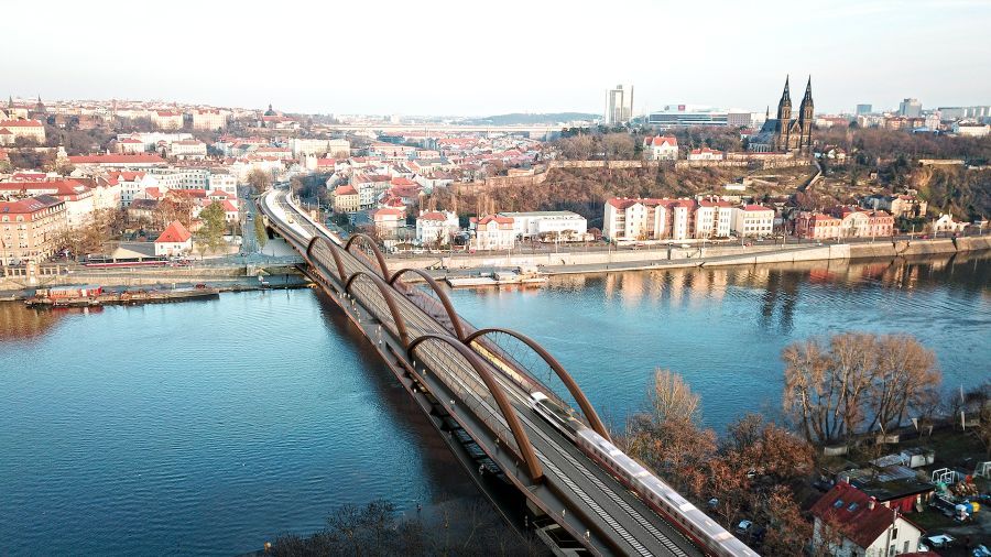 Svaz dopravy vyzývá k rychlému rozhodnutí o železničním mostu na Výtoni, podporuje nové tříkolejné řešení