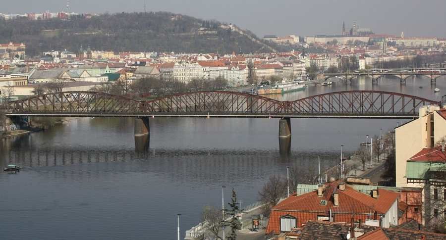 Budoucnost železničního mostu pod Vyšehradem: Klíčové rozhodnutí ministra dopravy