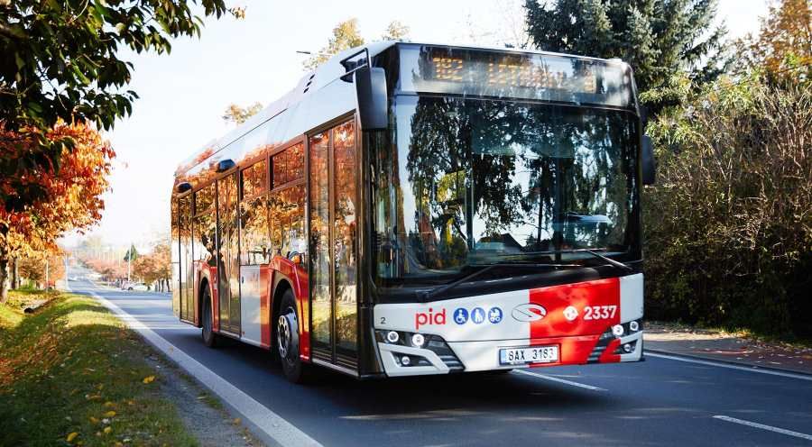 Nástup všemi dveřmi na 112 linkách kolem Prahy od srpna 2025!