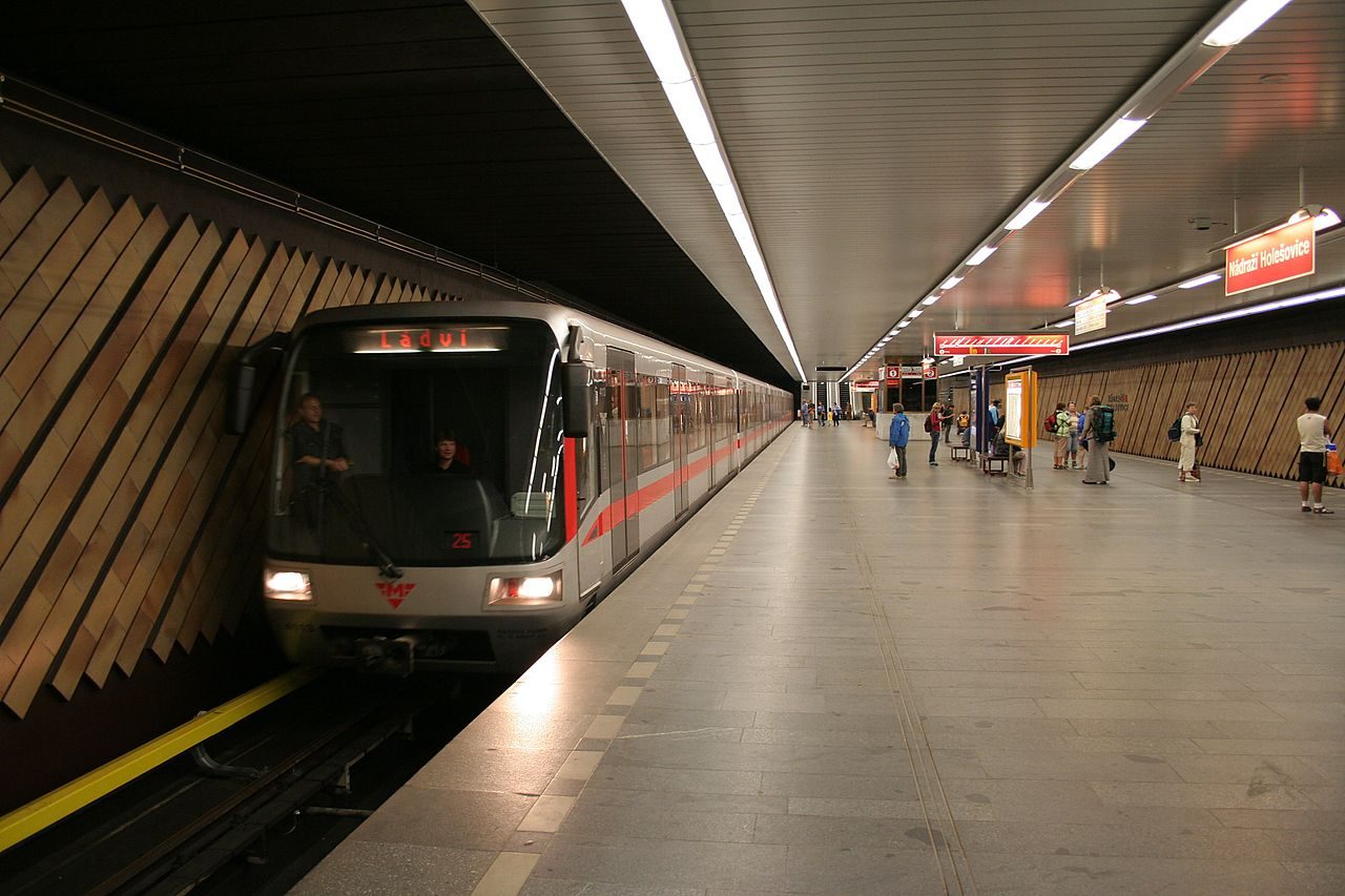 Na Silvestra posílí noční spoje, metro do 2:30, jízdenky zdraží