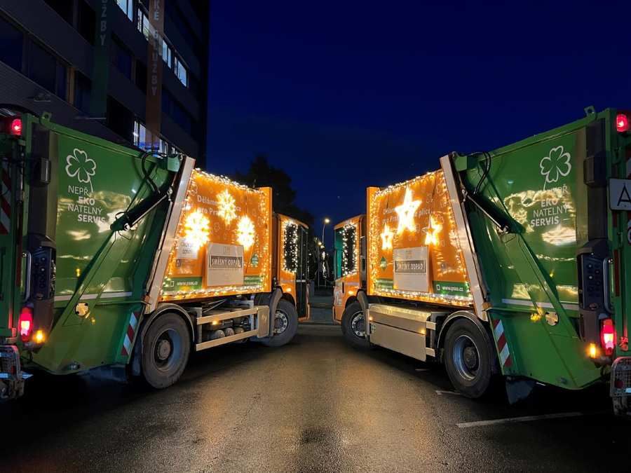 Vánočně nasvícené popelářské vozy a tramvaje dotvoří adventní atmosféru v Praze