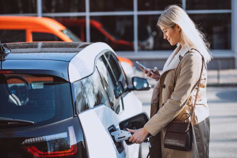 Elektromobily v Praze: Poloviční parkovné, ale i budoucí nízkoemisní zóny