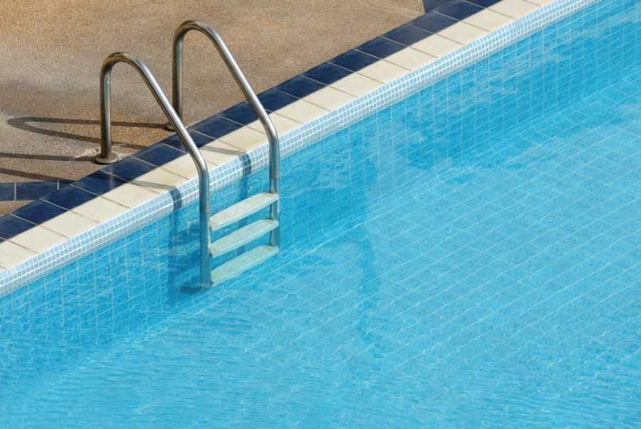 Pražská koupaliště zahajují sezonu: Novinky v Radotíně, vyšší ceny na Lhotce