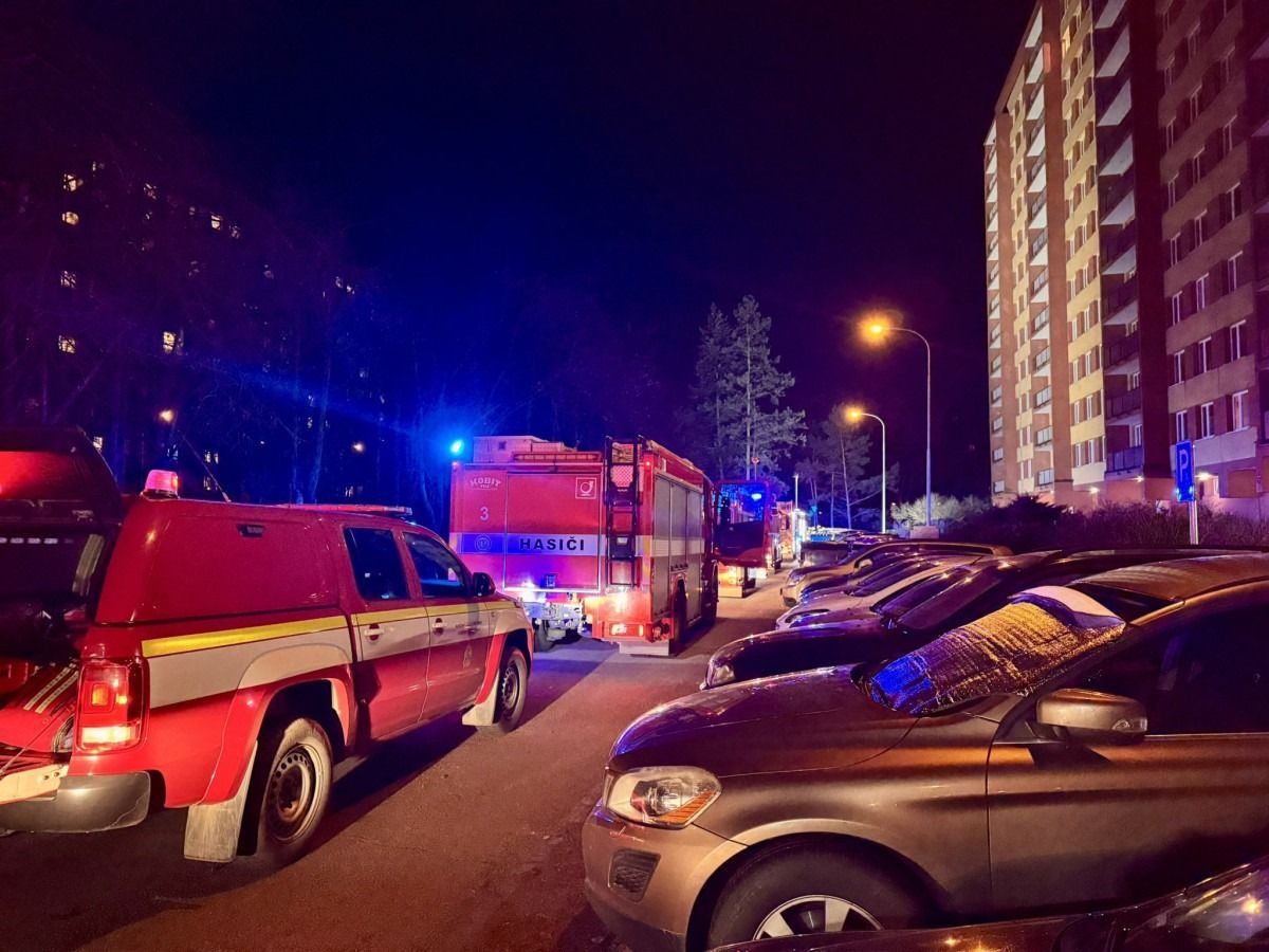 Prskavky na stromku zapálily 2 byty
