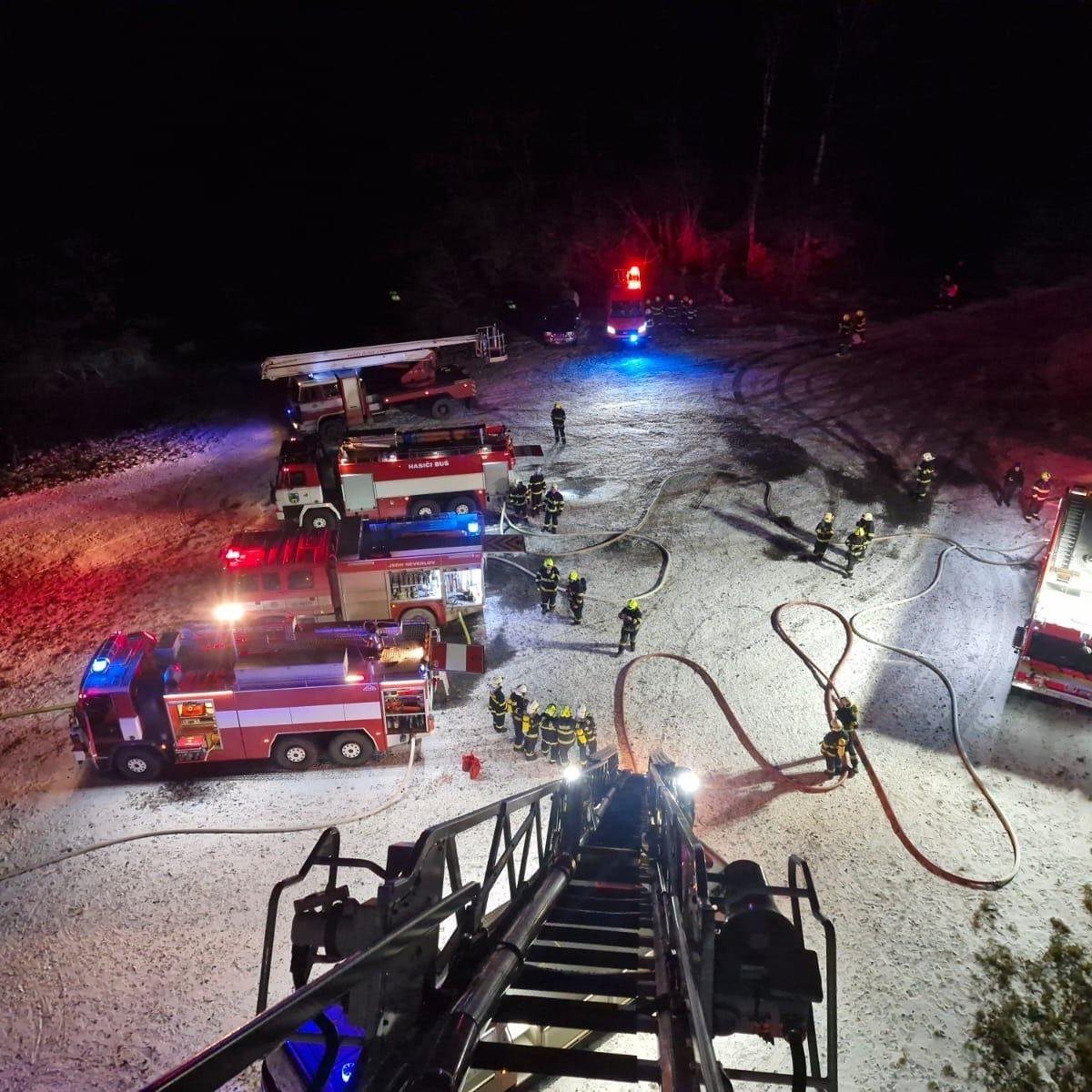 Silvestr 2025 si vyžádal 70 hasičských zásahů ve středních čechách