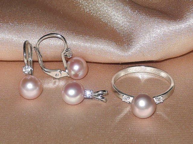 Praha 9: Rozbil vitrínu a odnesl 1,5 kg zlata