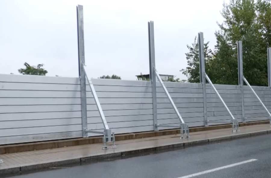 Praha modernizuje protipovodňovou ochranu: Mobilní hradidla nahradí pytle s pískem na Rašínově nábřeží