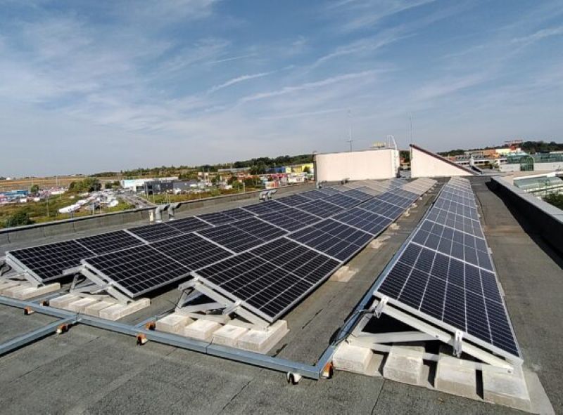 Praha sází na slunce: Solární elektrárny už napájí desítky městských budov