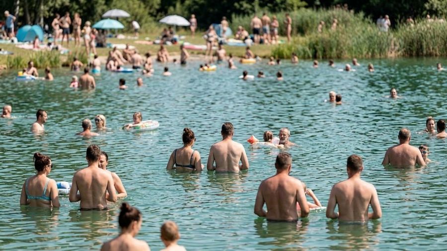 Většina pražských přírodních koupališť zůstává po červnových vedrech v pořádku, sinice se objevily na Džbánu