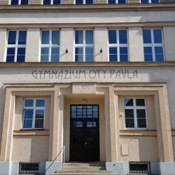 Budova Gymnázia Loučanská potřebuje novou fasádu