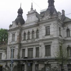 Budova Nádraží Vyšehrad v havarijním stavu ohrožuje bezpečnost kolemjdoucích. Majitel z pěti pokut zaplatil pouze jednu