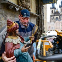 Čtyři dřevěné sochy pražského orloje čeká pravidelná oprava krycích laků