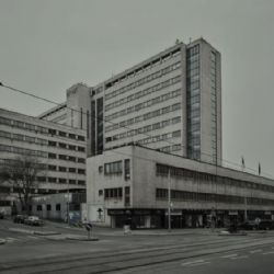 Devadesát let (ne)svobody očima prvního českého mrakodrapu. Dům RADOST na Žižkově připomene moderní dějiny