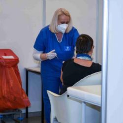 Dvě třetiny Pražanů mají stále zájem nechat se očkovat. Meziročně v metropoli ukončilo činnost méně podniků