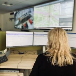 Hlavní město loni zpracovalo 22 500 hlášení poruch osvětlení. Pražané k tomu stále častěji využívají mobilní aplikaci Praha svítí