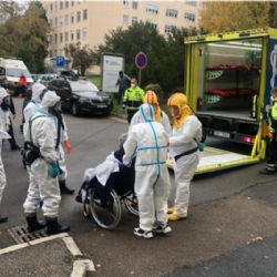 Hlavní město se postará o pacienty s onemocněním COVID-19 z přetížených regionů. Pražští záchranáři dnes transportovali pacienty z Benešova