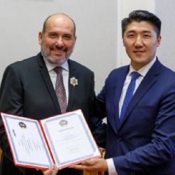 Mongolský prezident udělil řediteli pražské zoo nejvyšší státní vyznamenání za záchranu koně Převalského