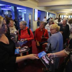 Na bezplatném představení pro seniory v Hudebním divadle Karlín bylo plno. Praha dál zpřístupňuje kulturu a nabízí i část vstupenek za jednu korunu