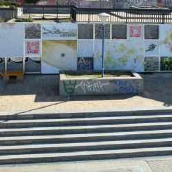 Na kaskádách u stanice metra Vltavská je nová umělecká instalace