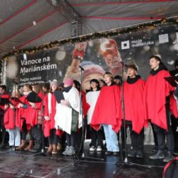 Na Mariánském náměstí byly zahájeny vánoční trhy. Potrvají až do 6. ledna příštího roku
