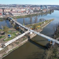 Na Štvanickou lávku přivážejí poslední díly, hotová bude před létem