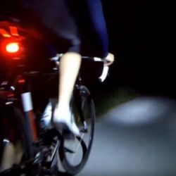 Nebuď jako netopejr, varuje opět kampaň nedostatečně osvětlené cyklisty