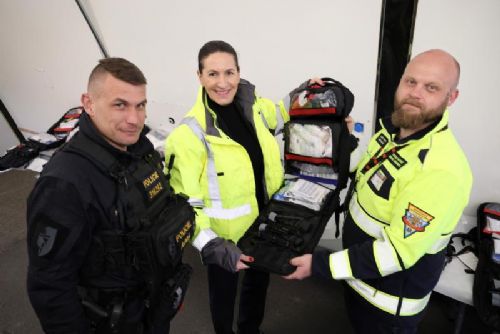 Foto: Praha darovala Policii ČR speciální zdravotnické batohy s vybavením za bezmála 300 tisíc korun