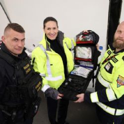 Praha darovala Policii ČR speciální zdravotnické batohy s vybavením za bezmála 300 tisíc korun