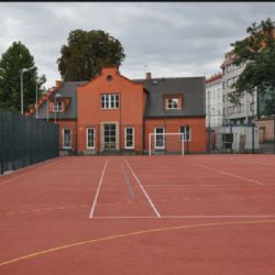 Praha finančně podpoří odpolední provoz školních hřišť a pomůže dětem ze sociálně znevýhodněných rodin v účasti na školních akcích