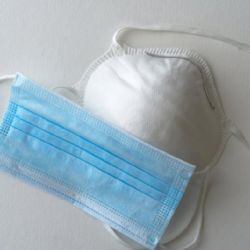 Praha nesouhlasí s nošením roušek ve školách a apeluje na zrušení tohoto pravidla