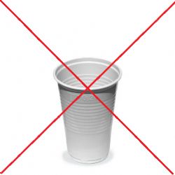 Praha omezí jednorázové plasty na městských akcích i na úřadech