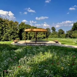 Praha otevřela v Ďáblicích Luční hřbitov, první ekologické pohřebiště