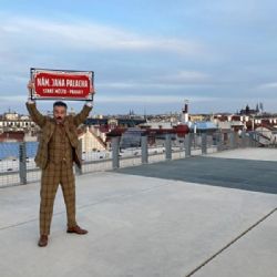 Praha podpořila film s Keanu Reevesem i dokument o fotografce Jarcovjákové