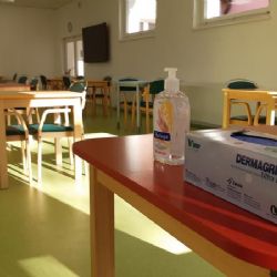 Praha připravuje v domovech pro seniory pilotní návštěvní místnosti, vyzývá vládu k povolení návštěv osamělých seniorů