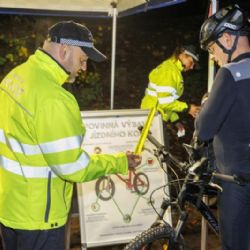 Praha s příchodem zimního času znovu připravila kampaň, jejímž cílem je varovat nedostatečně osvětlené cyklisty