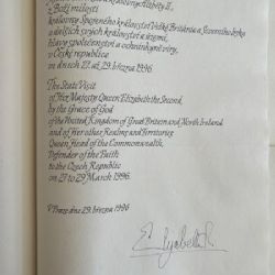 Praha se klaní královně Alžbětě II. Vzniká pietní místo a rozhledna dále svítí v britských barvách