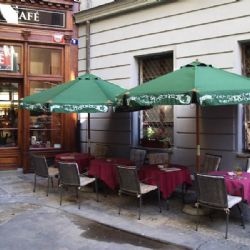 Praha umožní podnikatelům mít do konce července restaurační předzahrádky zdarma. Ve zbytku roku zaplatí za nájem sníženou sazbu