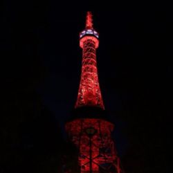 Praha vyjadřuje solidaritu rakouským sousedům. Petřínská rozhledna se včera rozsvítila v jejich národních barvách