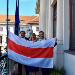 Praha vyvěsila vlajku na podporu svobodné občanské společnosti v Bělorusku