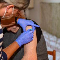 Praha zajistí ve spolupráci s praktickými lékaři očkování imobilních osob v jejich domácím prostředí