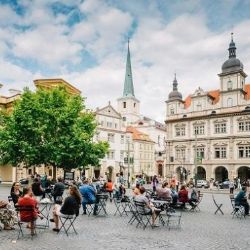 Pražské židle a stolky se loučí s IPR. Projekt bude mít na starosti Kreativní Praha