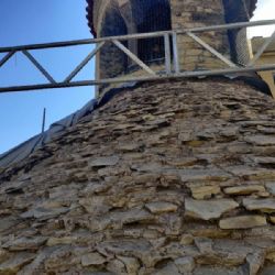 Při opravě rotundy sv. Kříže na Starém Městě byla objevena plošně dochovaná původní kamenná krytina