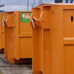 Průzkum: Více než polovina Pražanů věří, že odložením k popelnici věc získá nový domov