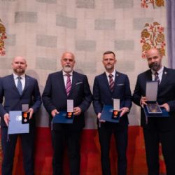 Ředitel pražského magistrátu Martin Kubelka a ředitel pražské záchranky Petr Kolouch převzali ocenění na slavnostním setkání složek IZS