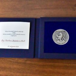 Ředitel pražského magistrátu Martin Kubelka získal medaili Kanceláře Poslanecké sněmovny za spolupráci