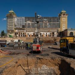 Rekonstrukce Průmyslového paláce má za sebou první půlrok, dokončují se vrty pro tepelná čerpadla